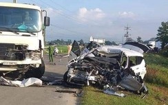 Xe 7 chỗ bị vò nát sau cú tông xe đầu kéo, 2 người tử vong trên QL55