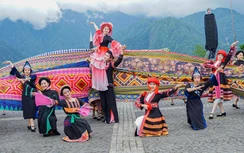 Phải lòng văn hóa Tây Bắc với show diễn “Chuyện tình Đỗ Quyên”