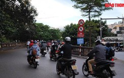 Video: Vẫn đi bộ trên cầu Long Biên như chưa hề có biển cấm người đi bộ