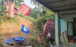 Xe đầu kéo lật tại dốc Mũi Né, thùng container lao xuống sập tường nhà dân