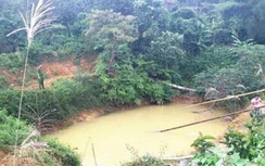 Hai anh em ruột rơi xuống bể nước, một bé tử vong