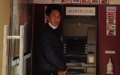 Bắt kẻ bịt mặt dùng dao khống chế người phụ nữ, cướp tiền tại ATM