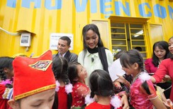 H'Hen Niê mang cả "container sách" lên vùng núi Lai Châu