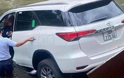 Nữ tài xế lao ô tô Fortuner xuống sông Kim Ngưu