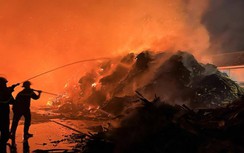 Hàng trăm người ngăn đám cháy lan vào cụm công nghiệp trong đêm khuya