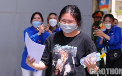 Cận cảnh thí sinh thi lớp 10 Hà Nội hớn hở sau môn thi Ngữ Văn