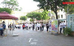 Video: Sĩ tử vào ngày thi đầu tiên, phụ huynh hồi hộp chờ đợi dưới nắng