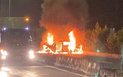 TP.HCM: 2 ô tô va chạm, 1 xe bốc cháy trên QL22, 2 người tử vong