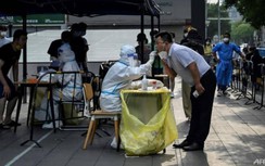 Núi rác thải y tế sau các đợt xét nghiệm Covid-19 hàng loạt tại Trung Quốc