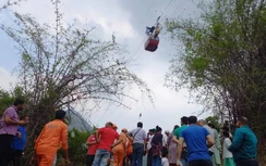 Cáp treo gặp sự cố, 11 du khách lơ lửng giữa trời