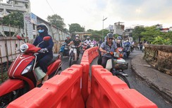 Đường sắt lắp dải phân luồng, cọc sắt ngăn ô tô lên cầu Long Biên