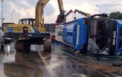 Video: Khoảnh khắc xe khách lật khiến 1 người tử vong, 6 người bị thương