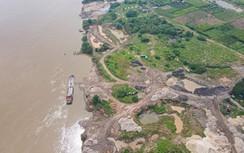 Bãi tập kết vật liệu, trạm trộn bê tông không phép "bủa vây" đê sông Hồng