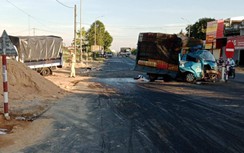 Cabin xe tải bẹp dúm sau cú va chạm với xe tải cùng chiều trên QL1 qua Huế