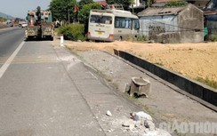 Xe 16 chỗ tông cột điện, hành khách bay qua cửa kính tử vong