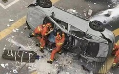 Xe điện thông minh lao từ tầng 3 xuống đường, khiến 2 người thiệt mạng