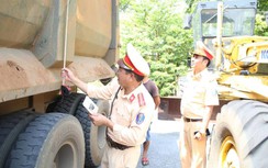 Cắt thành thùng xe vi phạm trên cao tốc: Chủ xe thi gan, CSGT quyết liệt