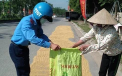 Hà Nội tăng cường xử phạt người dân dùng lòng đường giao thông để phơi thóc