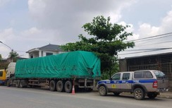 Lái xe chở quá tải "chây ỳ" trình diện sau hơn 40 giờ đóng cửa bỏ đi