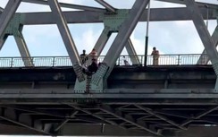 Mâu thuẫn với bạn trai, cô gái lên cầu Hồ toan nhảy xuống sông Đuống tự tử