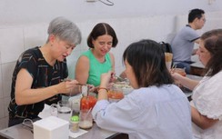 Ngoại trưởng Australia thưởng thức phở gà, nói lời chào bằng tiếng Việt
