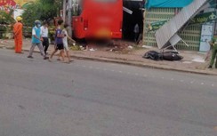 Xe khách tông vào nhà dân trên QL1: 3 người đi cấp cứu, 1 mắc kẹt dưới gầm