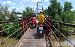 Dân thấp thỏm đi qua những cầu treo có nguy cơ đổ sập ở Bạc Liêu