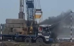 Tài xế may mắn thoát nạn khi xe tải cẩu bốc cháy dữ dội