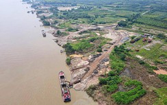 Hà Nội: Bãi vật liệu, trạm trộn “bức tử” đường đê sông Hồng