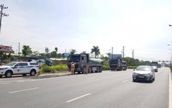 CSGT lắp cân lưu động xử lý xe quá tải giữa trưa, tài xế liên tục cầu cứu