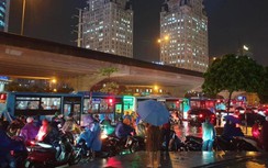 Hà Nội mưa to gió lớn đúng giờ tan tầm, nhiều tuyến đường ùn tắc