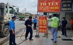 Tháo dỡ biển quảng cáo lấn chiếm hành lang ATGT đường Võ Nguyên Giáp