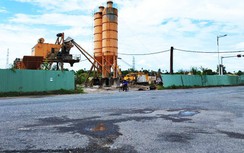 Ai làm hư hỏng mặt đường Nguyễn Văn Cừ nối dài?