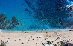 Một hòn đảo đẹp như thiên đường nhưng du khách nơm nớp sợ cá mập tấn công