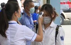 Video: Phụ huynh hồi hộp, lo lắng khi các con bước vào môn thi đầu tiên