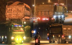 Hà Nội: Xe nghi quá tải "ngủ" ngày, "cày" đêm trên đường đê sông Hồng