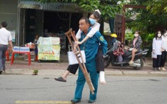 Hình ảnh bố cõng con gái đến trường thi khiến nhiều người xúc động