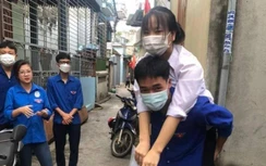 Nữ sinh bị tật cả 2 chân được đoàn viên cõng đến phòng thi