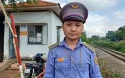 Trao bằng khen, tiền thưởng cho nhân viên gác chắn cứu người trước mũi tàu