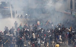 Một quốc gia vừa xảy ra bạo loạn, người biểu tình xông vào dinh Tổng thống