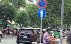 TP.HCM: Nhức nhối ô tô dừng, đỗ chiếm lòng đường