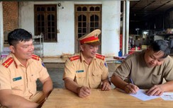 CSGT gõ cửa từng quán nhậu, tuyên truyền không lái xe sau khi uống rượu bia