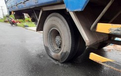 Xe cẩu chở gạch vướng vào dây điện, tài xế bị thương nặng