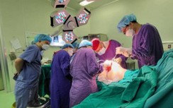 Cô gái có ngực "khủng" tới mức gây thoát vị đĩa đệm được thu nhỏ thành công