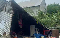 Mưa dông làm sập, tốc mái hàng chục nhà, gây nhiều điểm sạt lở ở miền Tây