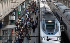 Nhiều quốc gia châu Âu giảm/miễn phí vé tàu giữa "bão" giá xăng dầu