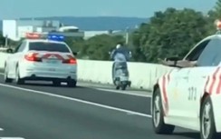 Đài Loan: Một phụ nữ phóng đến bay mũ bảo hiểm, chạy trốn 4 xe cảnh sát