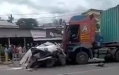 Xe tải van bị vò nát trên QL9, 1 người tử vong mắc kẹt bên trong