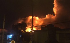 Kho hóa chất cháy 4 ngày vẫn còn khói độc, hàng trăm hộ dân ở TP.HCM di tản