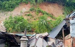Sạt lở đồi vùi lấp nhà trong đêm, 4 người trong một gia đình bị thương